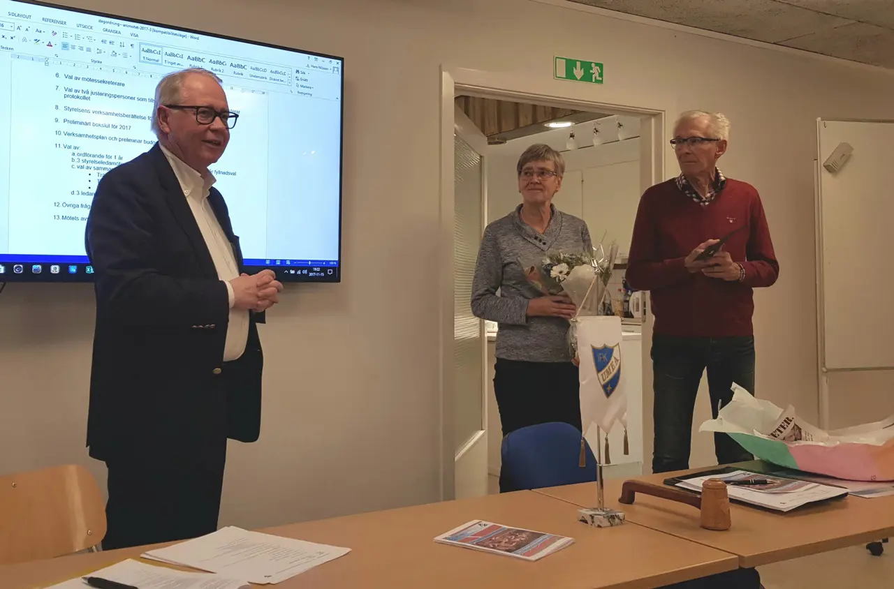 Eva och Karl-Uno Olofsson avtackas av kvällens ordförande Jan Sundman