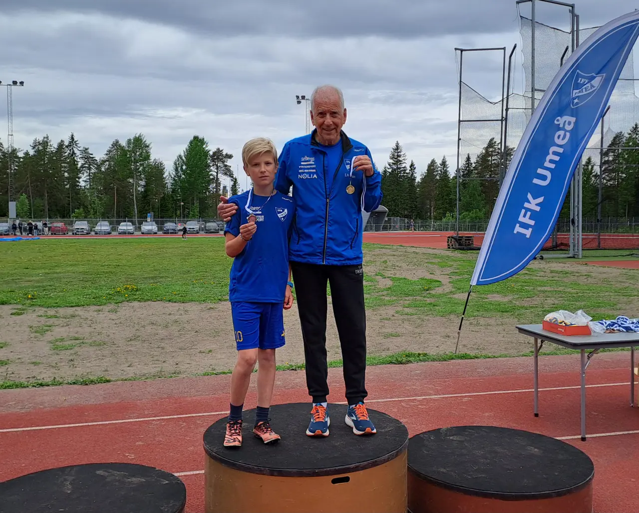 Föreningens bredd illustrerad i en bild. T v Hampus Wirén, född 2012, och Sune Persson, född 1945. Båda satte nytt personbästa i stav med 2.41.