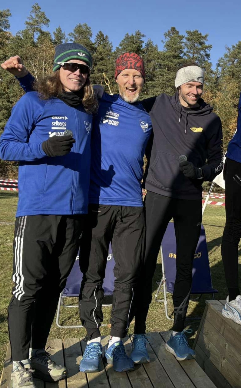 Veteranlaget som knep en silvermedalj: Mikkel Knif, Jan Karlsson (individuellt guld i M55) och Niklas Berglund