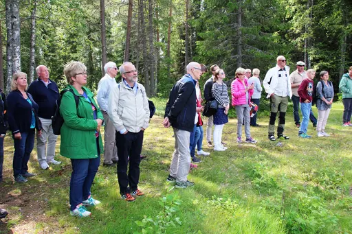 1. Sture Lundmark inspekterar gruppen före avresa med M/S Laponia.