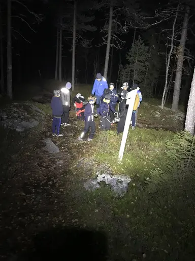 Övningar i mörkret med pannlampor - Hamptjärnsstugan oktober 2019.