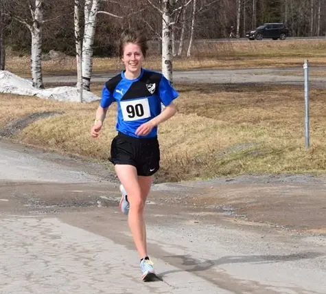 Evlina Henriksson på väg mot målgång i Umeå Halvmarathon (foto: Thomas Björklund)