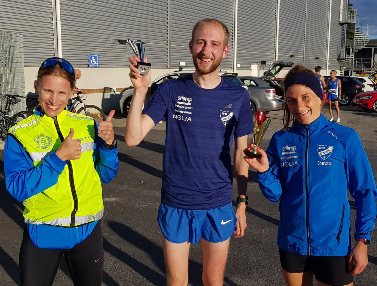 IFK Umeå Friidrotts ordförande Anna-Karin Hammar (som för dagen var tätcyklist) gör tummen upp för Sommarmilens vinnare Karsten Meier och Charlotte Andersson