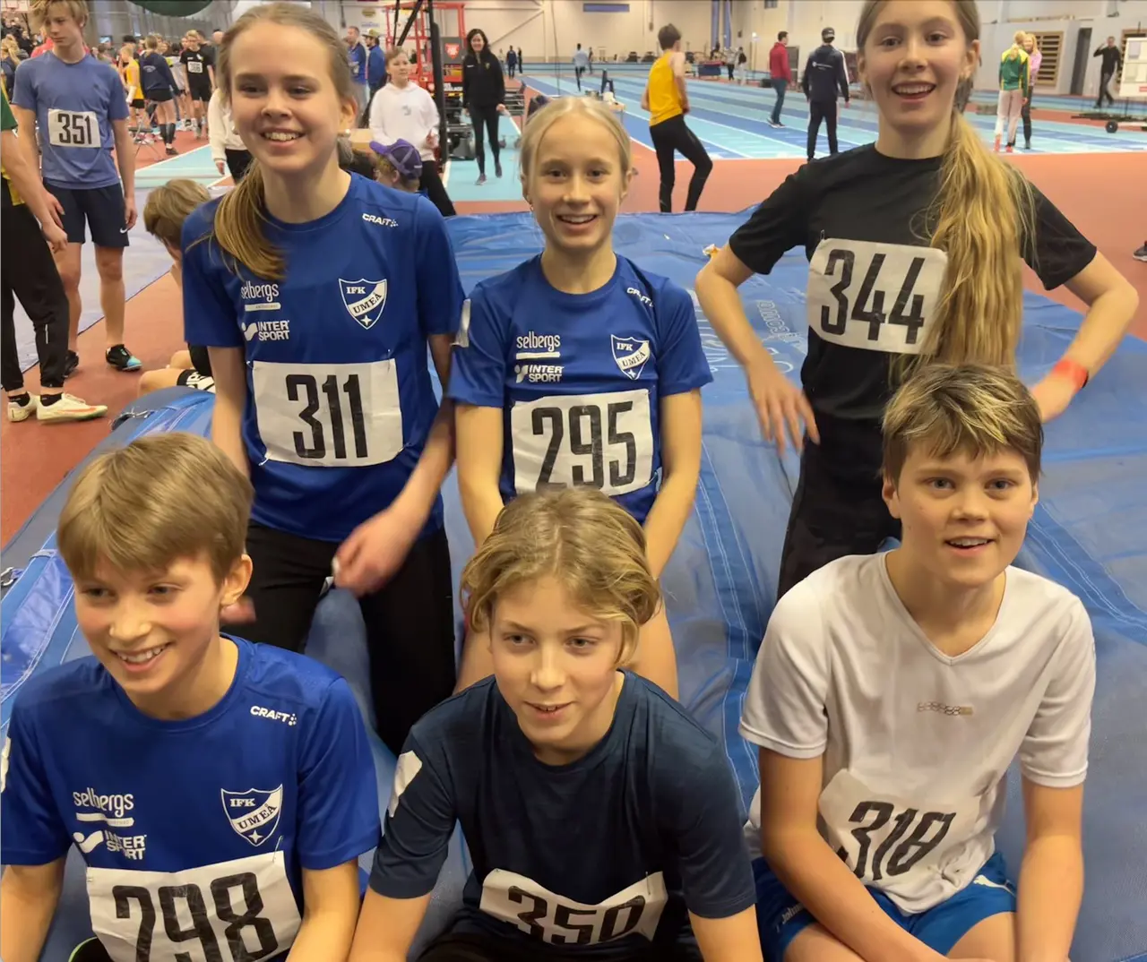 PF13 segrande stafettlag 6x200m med Julia Olofsson, Svea Andersson-Junkka, Alva Renström (Umedalen), Oscar Brolin Van Guelpen, Joel Almqvist (Umedalen), Ivar Johansson (Lycksele)