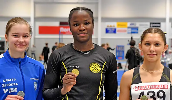 Fia Viklund till höger med bronsmedalj och nytt personligt rekord