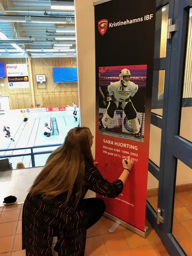 Seger för damlaget - uppvaktning av världsmästare - mottaning av check 15000 kr