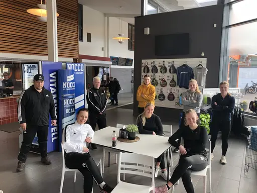 Padelträning och innebandysnack - delar av KIBF dam