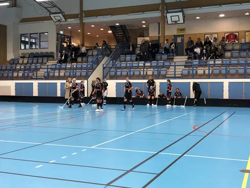 Coronasäkrad seriepremiär med knappa 50 i publiken
