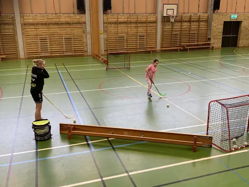 Ella testar på att vara målvakt under söndagens träning - assisterad av ungdomsledare Wanja Öman, KIBF lag F-09