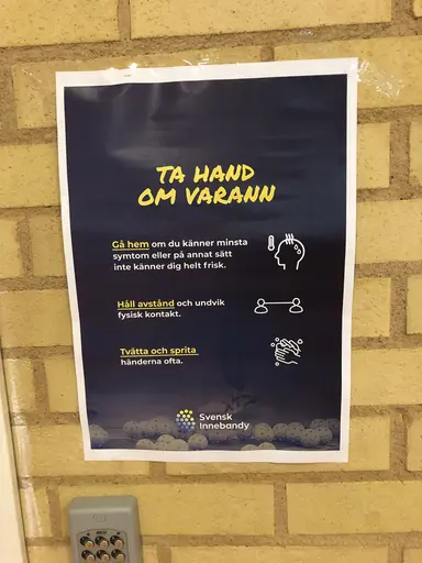Coronasäkrad seriepremiär med knappa 50 i publiken