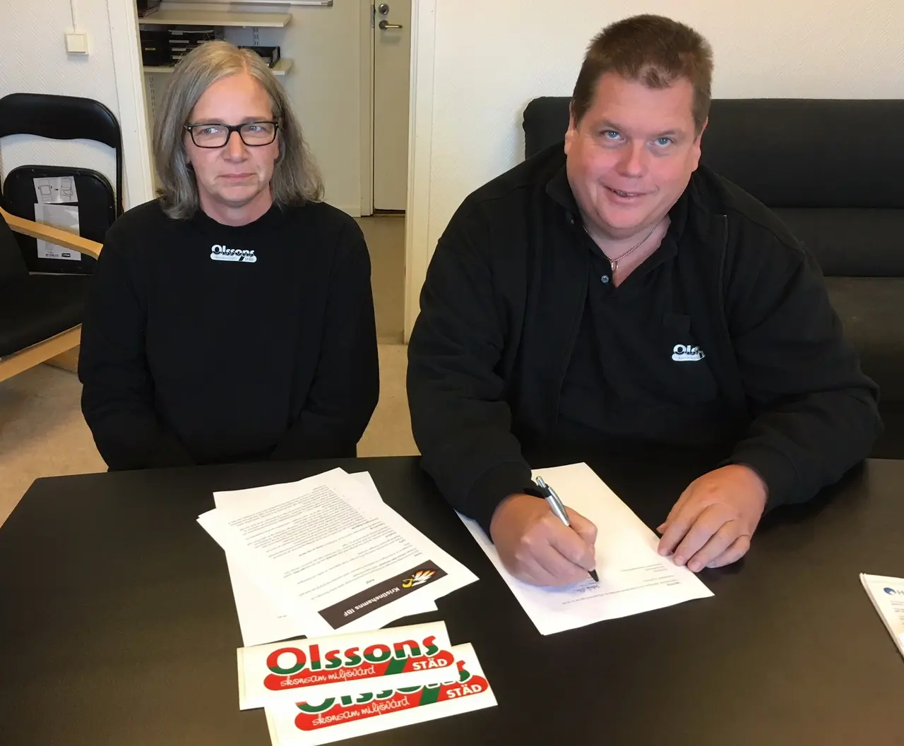 Annica och Patrik Olsson signerar samverkansavtalet mellan Olssons Städ och KIBF för de kommande fyra åren.
