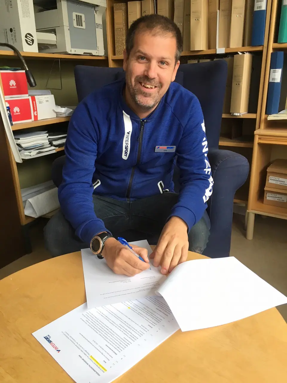 Intersport Kristinehamns Jon Jadolf signerar avtalet mellan KIBF och Intersport Kristinehamn