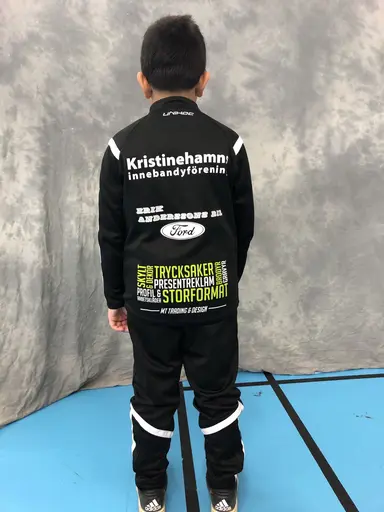 KIBF´s snygga klubboverall visas upp av Love Landmark 
