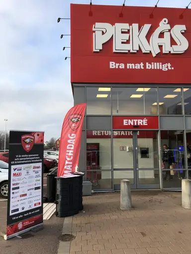 Profilering och försäljning utanför nya PEKÅS butiken