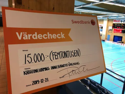 Seger för damlaget - uppvaktning av världsmästare - mottaning av check 15000 kr