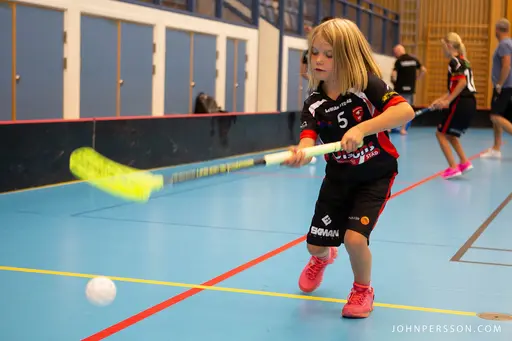 En av många barn som spelar innebandy i KIBF