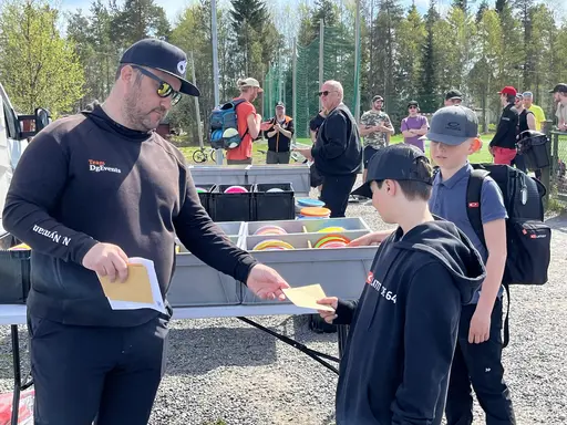 Fint väder och absolut myggfritt=bästa tiden för discgolf tävling