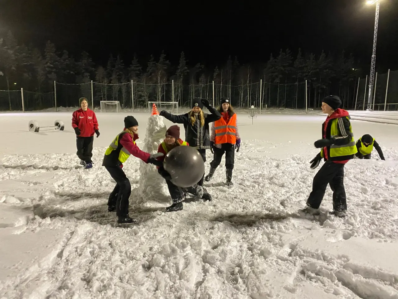 Handbollens F12-flickor lirar på Multin