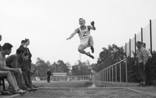 Tore A Jonasson hoppar längdhopp på 40-talet
