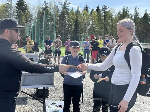 Fint väder och absolut myggfritt=bästa tiden för discgolf tävling