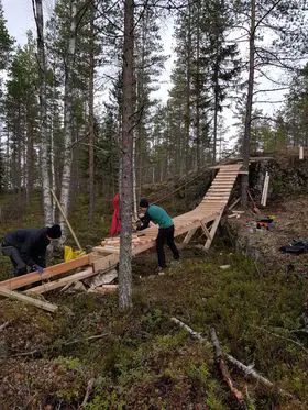 Andreas Brandt och några andra cykelentusiaster jobbar vid vattentornet