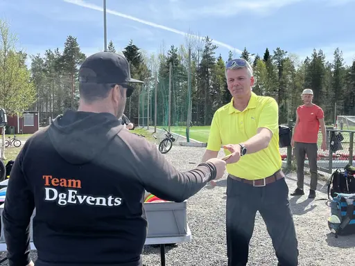 Fint väder och absolut myggfritt=bästa tiden för discgolf tävling
