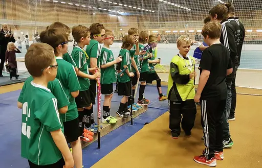Pojkar 08 tar emot sin välförtjänta medaljer efter sista matchen i Umecupen. Utv. Dam poserar till ett lagfoto...