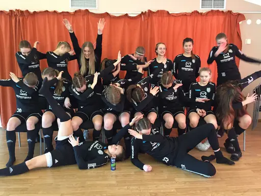 Pojkar 08 tar emot sin välförtjänta medaljer efter sista matchen i Umecupen. Utv. Dam poserar till ett lagfoto...