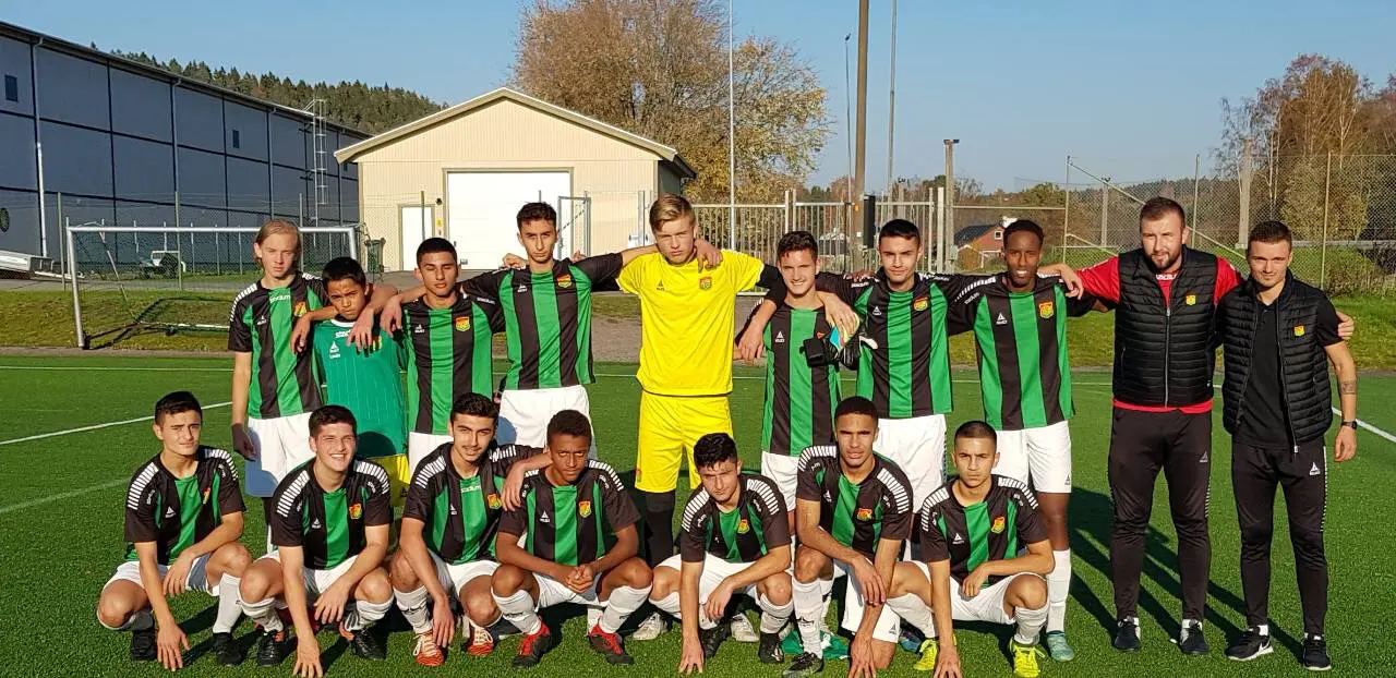 Trupp: (övre) Joakim, Louie, Benjamin, Ariyan, Erik, Donat, Jonas, Idris, Jusuf & Albin. (nedre) Emre, Kristian, Lawek, Nuha, Farzad, Marvin & Sam