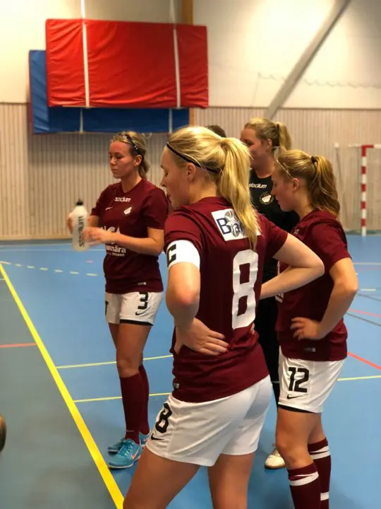 Laddade inför match.