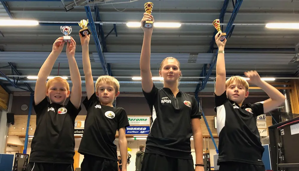 Några av de lyckliga vinnarna i klassen max 400 från Åsa IF Pingis