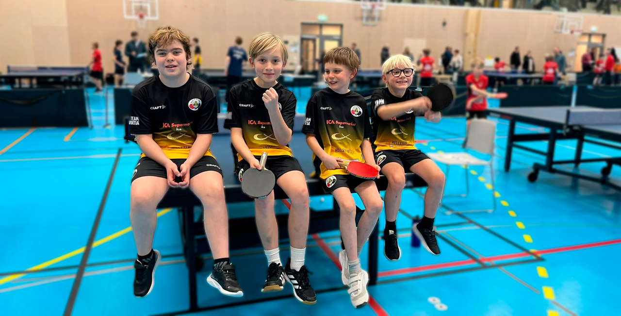 Vilmer, Nils, Axel och Leo i Åsa IF Sharks firar sin första lagmatchvinst!