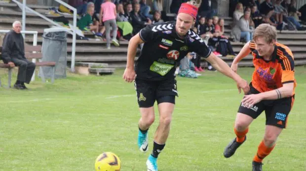 Tobbe täcker boll...