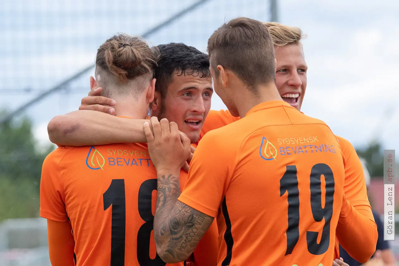 Glädje i Torn efter att Astrit Seljmani nickat in segermålet i dagens match mot Skövde AIK. Foto: Göran Lenz/apb.se