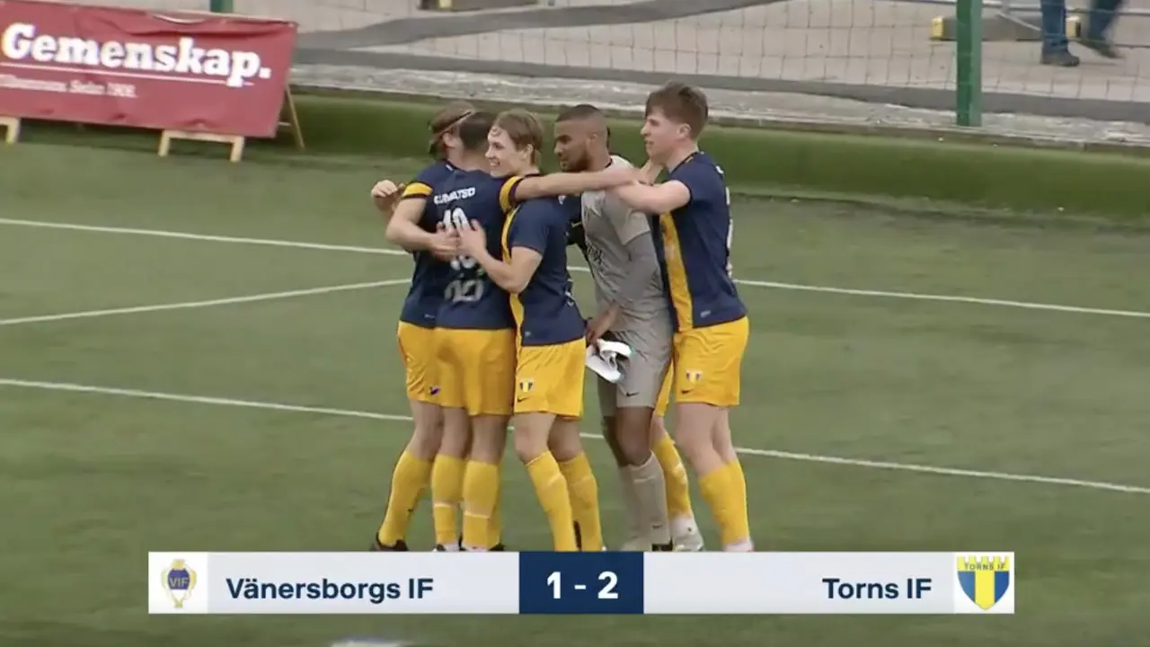 Tornförsvaret firar vid slutsignalen att man hållit undan till seger. Bild från SportExpressen Play.