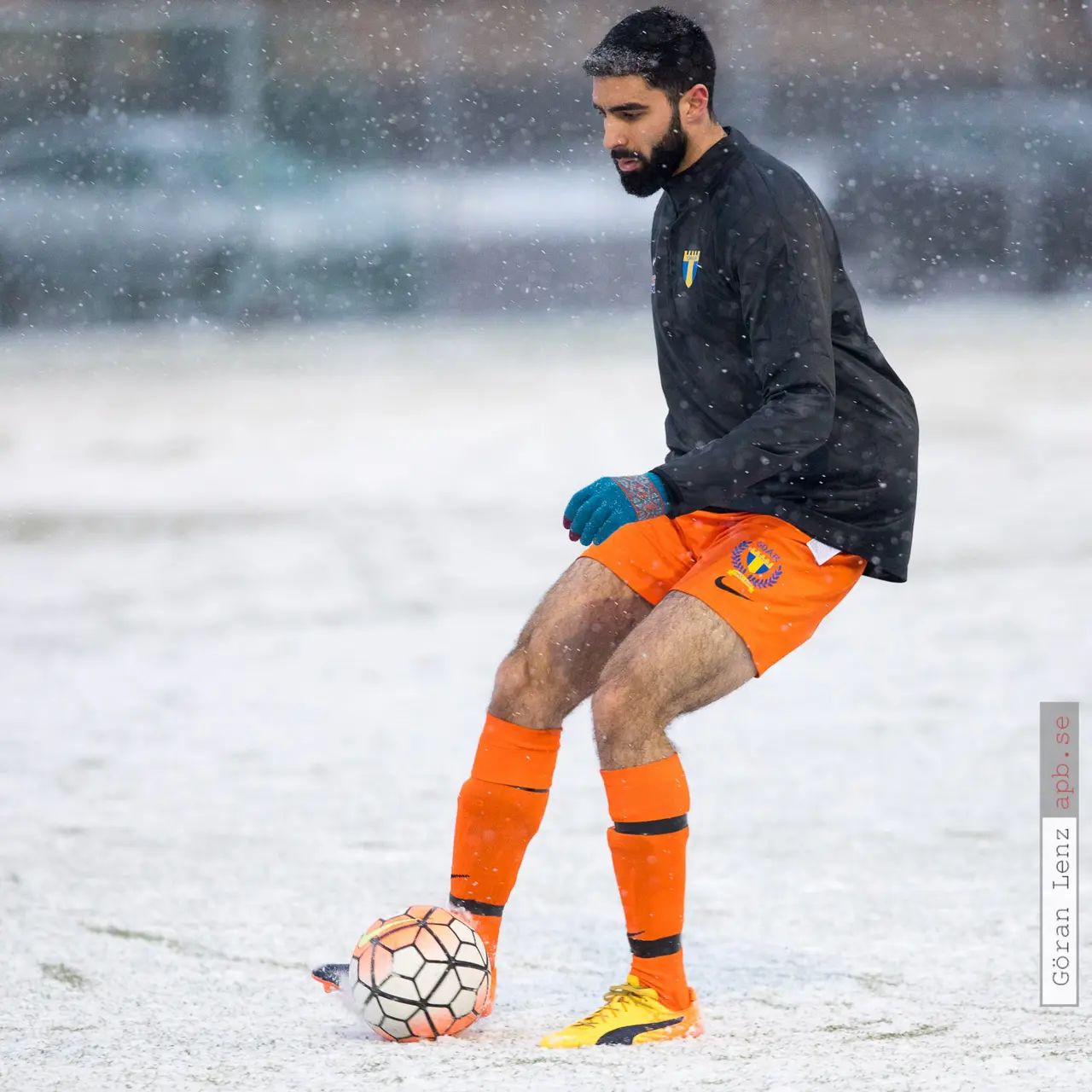 Dhaini med bollen i snöstormen. Foto: Göran Lenz/apb.se