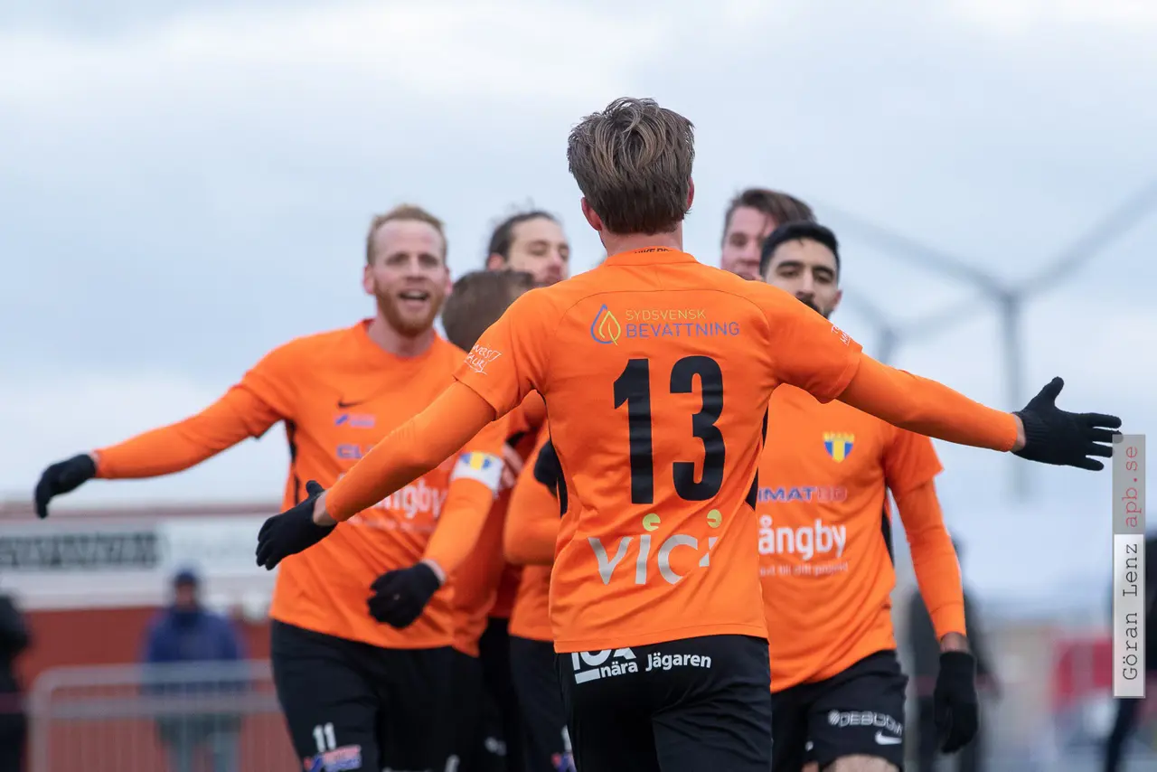 Målskytten Dino Mesic döljs av alla som vill fira 4-2-målet. Foto: Göran Lenz/apb.se