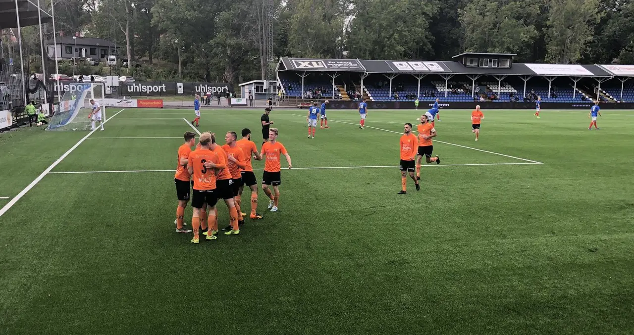 Glädje i Torn efter att Tobias Karlsson gjort sitt första mål för dagen. Foto: Mats-Ola Nilsson.