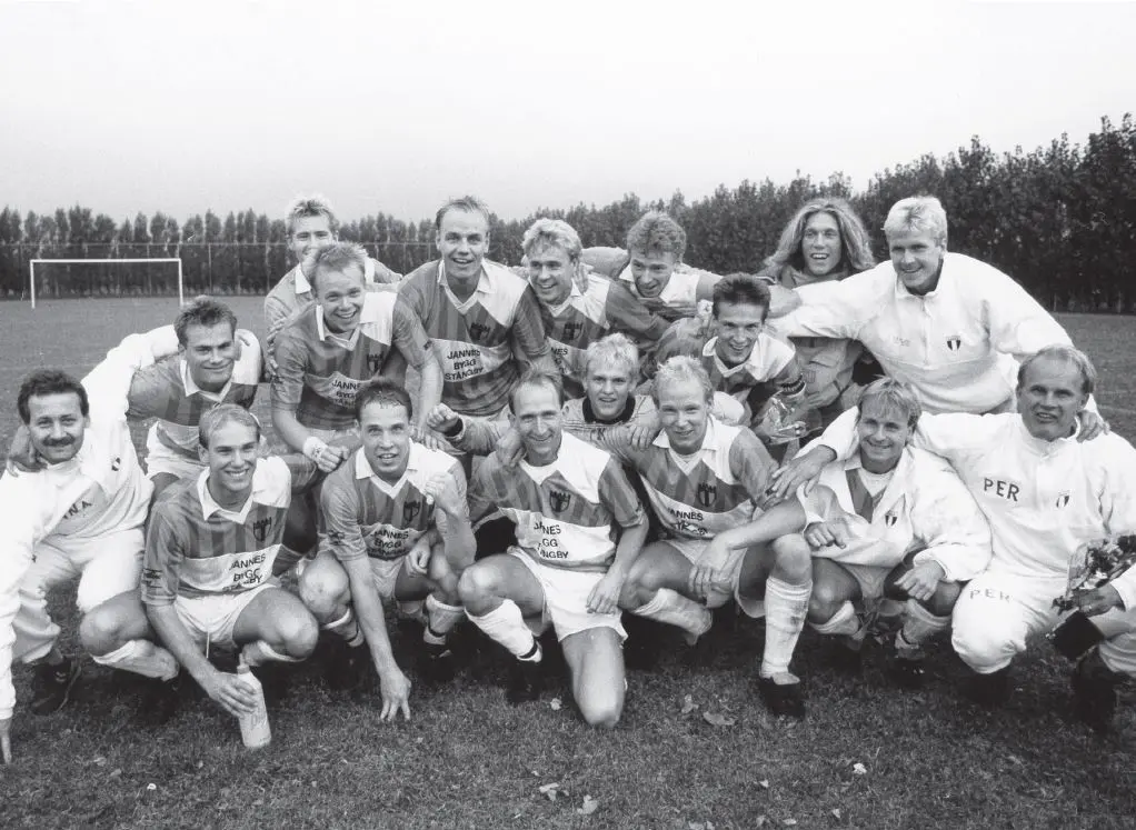 Bilden tagen efter 3-0-vinst mot Svalöv den 7 oktober. Därmed säkrade Torn seriesegern i division 5.