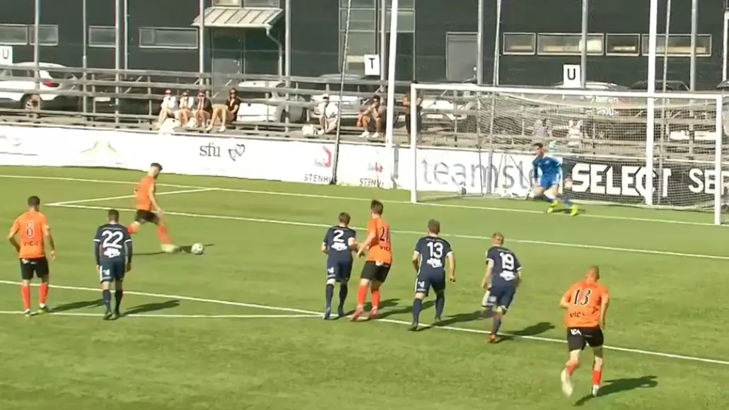 Kevin Harletun gör Torns mål på en straffspark. Bild från SportExpressen Play.