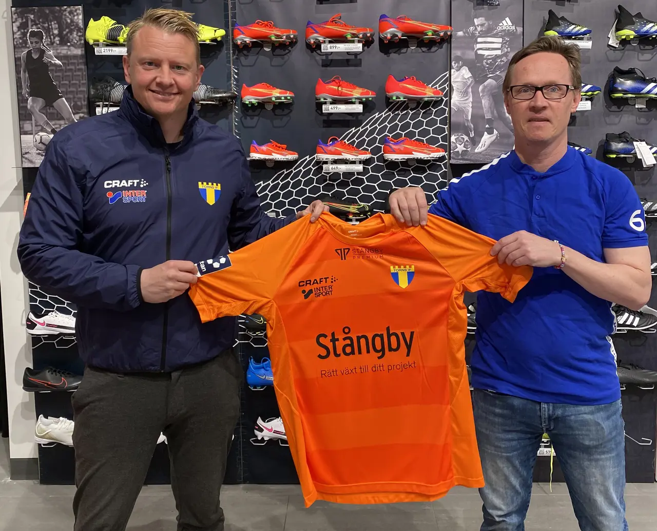 Brian Ingemann, sponsoransvarig i Torn, visar tillsammans med Jörgen Persson från Intersport upp herrlagets nya matchtröja.