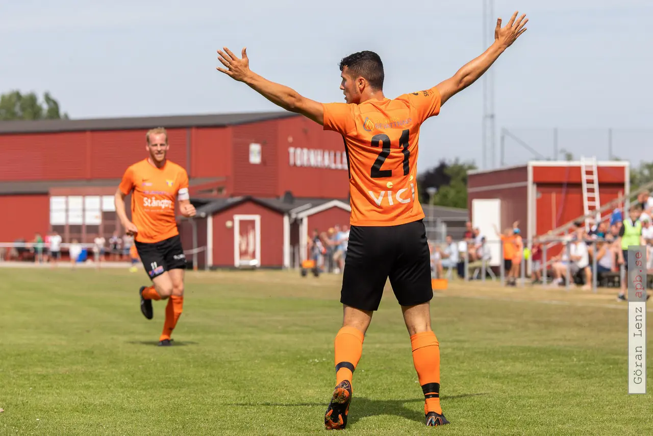 Astrit Seljmani firar efter sitt första mål idag. Foto: Göran Lenz (apb.se).