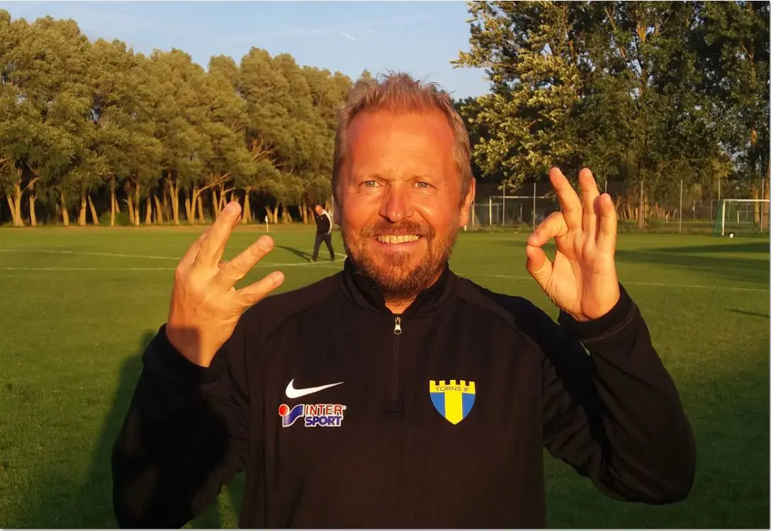 Tränare Richard "Kalle" Ringhov gläds åt kvällens 4-0-seger på Tolvans IP i Löddeköpinge.
