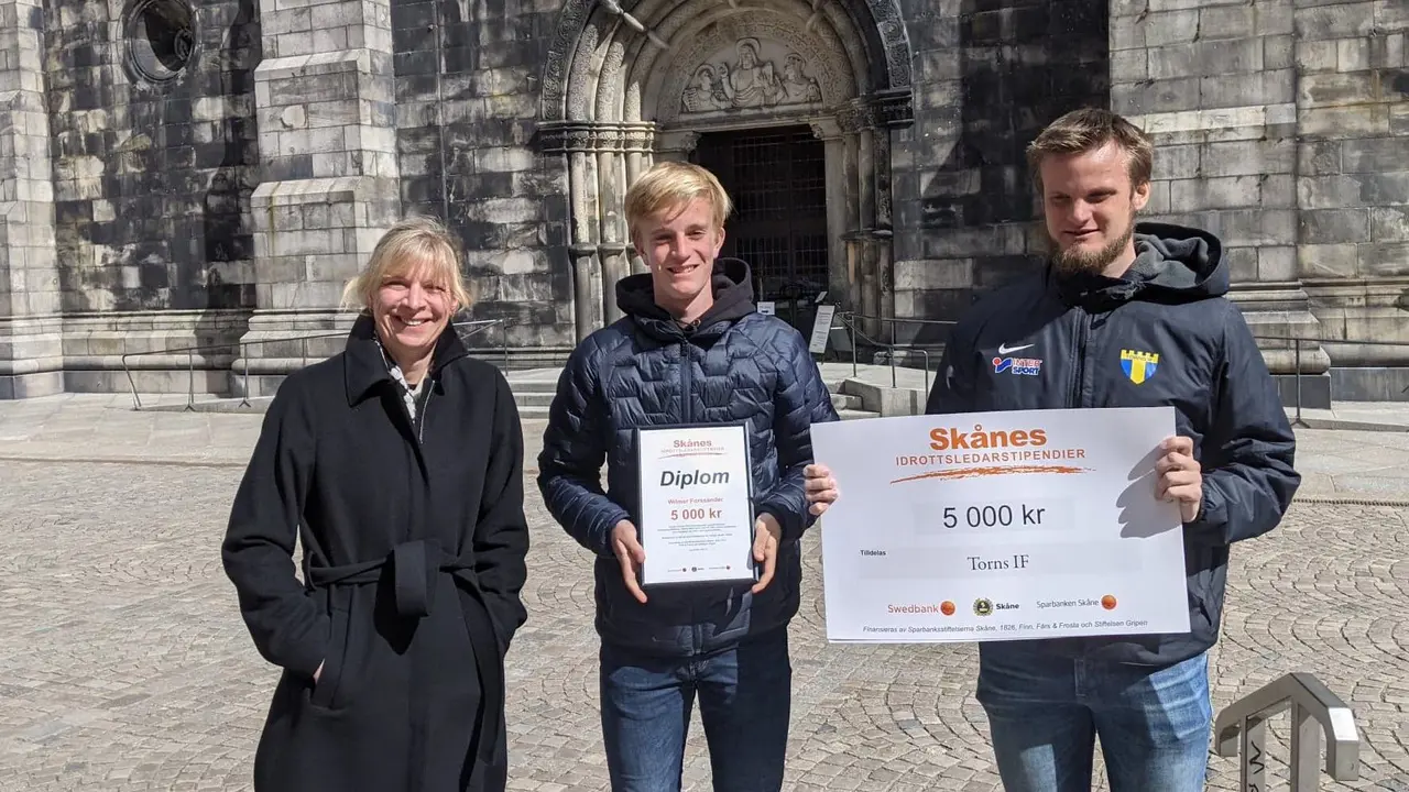 Wilmer Forssander flankerad av Sandra Fridolf från Sparbanken Skåne och vår ungdomsansvarige Hampus Danielsson.