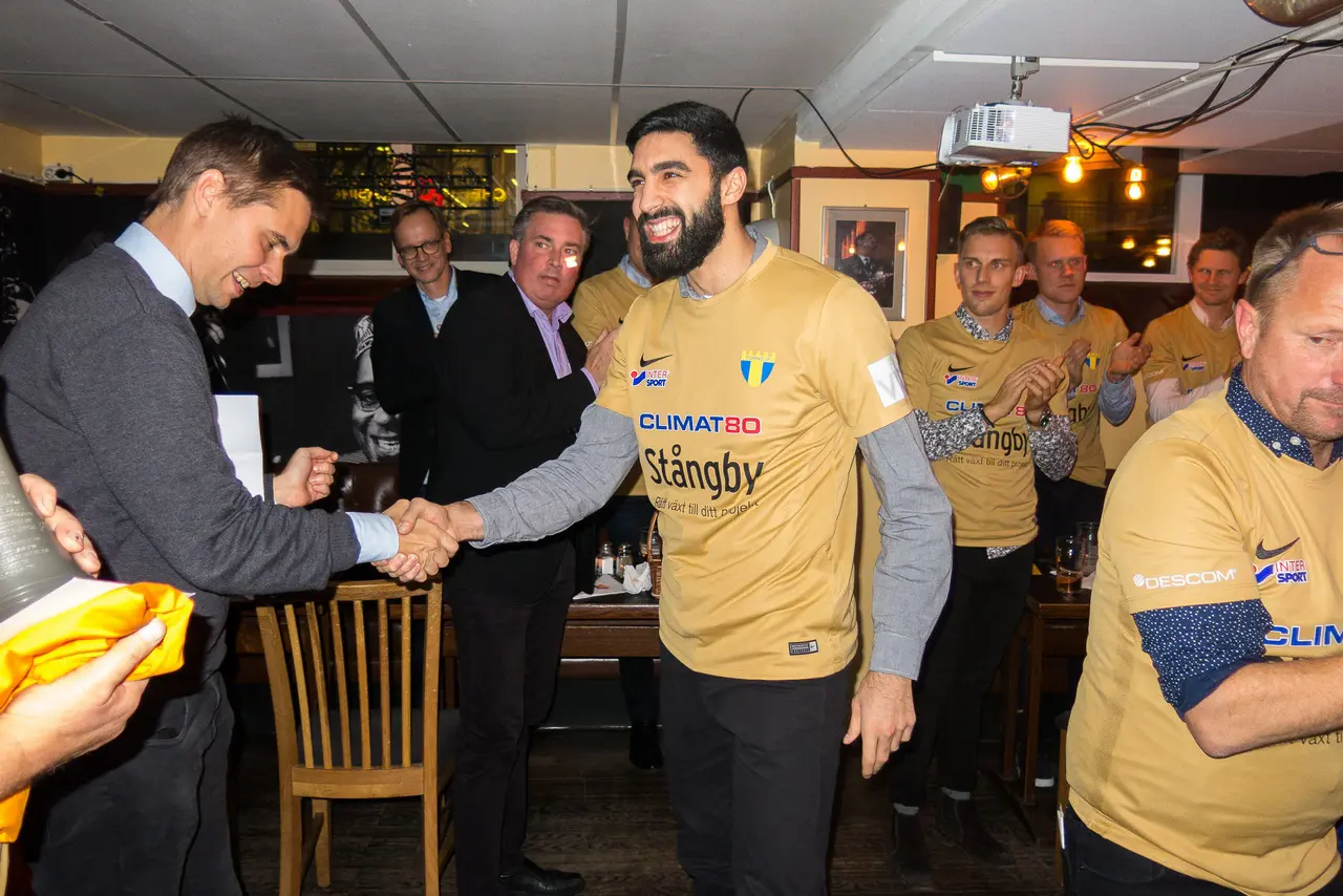 Dhaini tar emot utmärkelsen. Foto: Göran Lenz