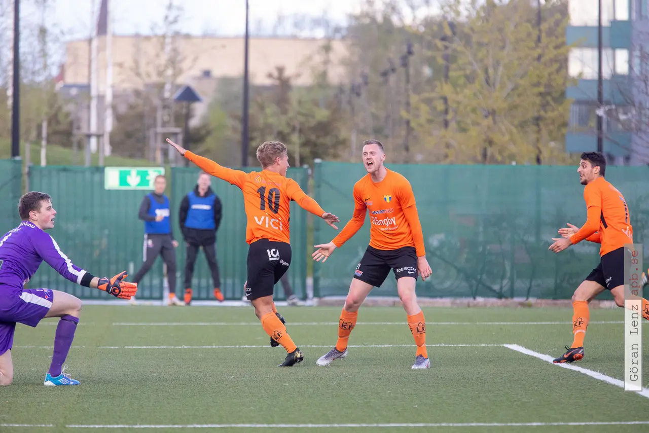 Tobias Karlsson firar efter att ha gett Torn ledningen i matchen. Foto: Göran Lenz/apb.se