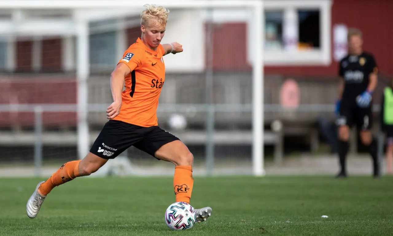Victor Larsson spelar upp bollen. Foto: Göran Lenz/apb.se
