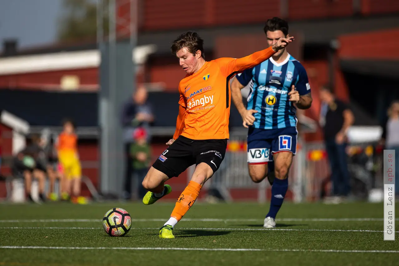Alexander Fioretos med bollen. Foto: Göran Lenz (apb.se).