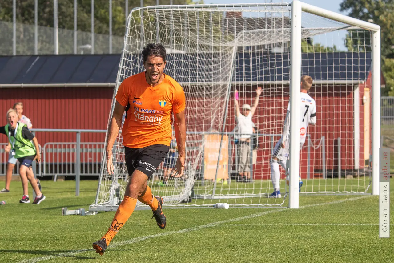 Dylan Kosik Sulaiman jublar efter att ha kvitterat i slutsekunderna. Foto: Göran Lenz/apb.se