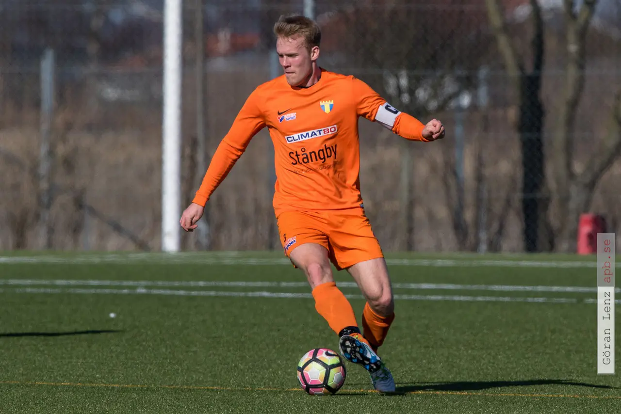 Adam Olofsson med bollen. Foto Göran Lenz/abp.se